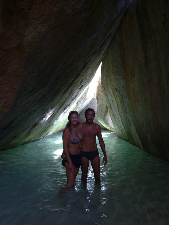 Caverna formada por grandes rochas em Virgin Gorda - BVI